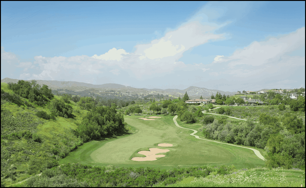 MPTF_HBH-2021_Moor-park_004 A green golf course in a mountainous area.